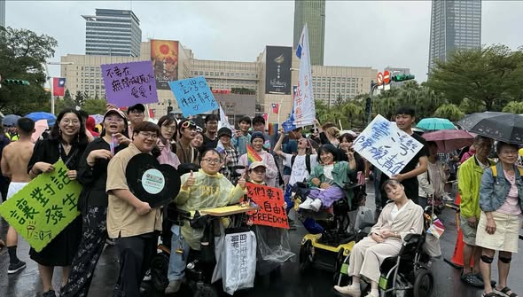 障礙青年與盟友在平權遊行現場合影
