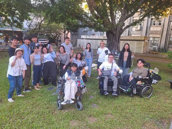 障礙青年與夥伴在戶外倡議活動中合影