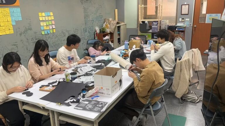 協會工作人員圍桌討論行動企劃