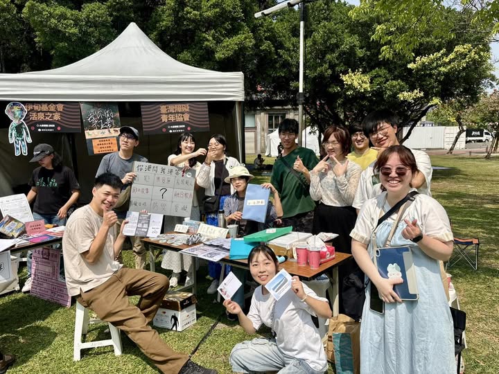協會夥伴在戶外倡議攤位前合影