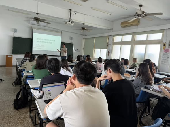 講師向學員說明障礙權利與公共參與