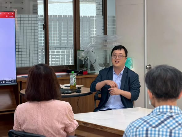 講師在教室中帶領障礙議題課程