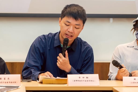 障礙青年與政策工作者在會議中交換意見