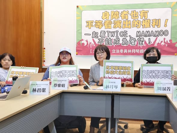 障礙青年代表在政策倡議記者會上發言
