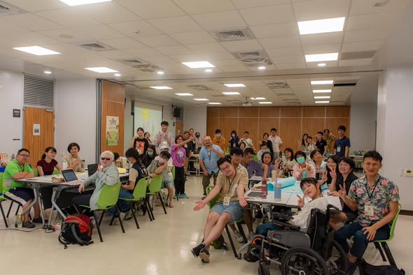 障礙青年與工作人員在教室內合影