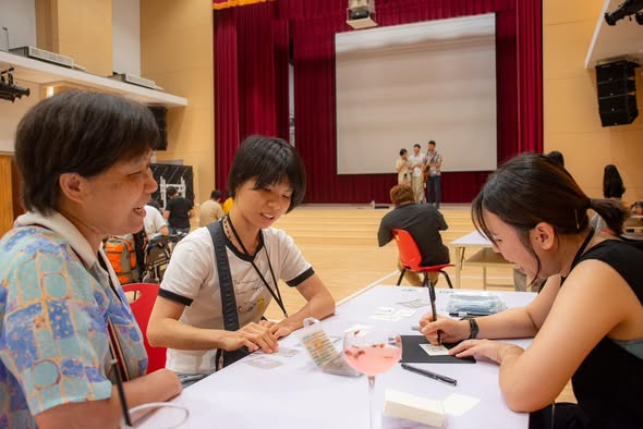 培力營參與者圍桌討論並書寫行動想法