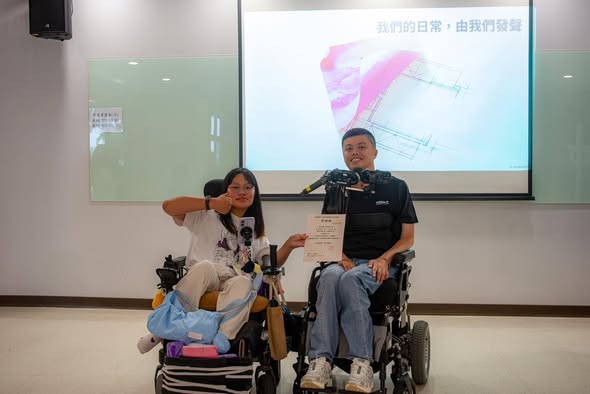 身心障礙講者在教室前與學員對談