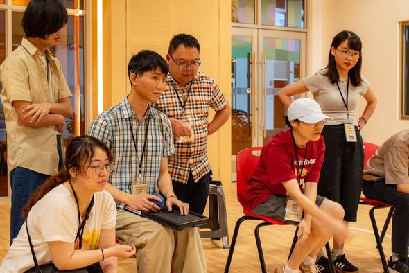 參與者在室內進行地板滾球體驗活動